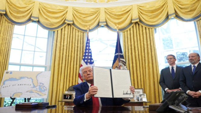 Presiden AS Donald Trump usai menandatangani perintah eksekutif, Rabu, 9/4