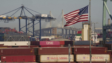 Kontainer impor barang dari Taiwan menumpuk di Pelabuhan Los Angeles AS