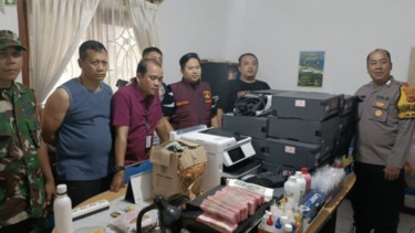 Penggerebekan berlangsung pada Rabu (9/4/2025), setelah aparat Kepolisian Sektor Tanah Abang, Jakarta Pusat, mengembangkan hasil penangkapan terhadap seorang tersangka berinisial JE yang sebelumnya ditangkap di kawasan Stasiun Tanah Abang.