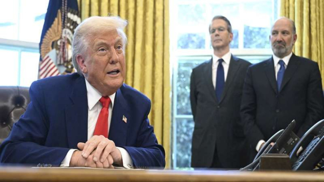 Presiden AS Donald Trump usai menandatangani perintah eksekutif, Rabu, 9/4