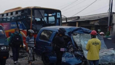 Kecelakaan maut bus dan Panther di Gresik. (Istimewa)