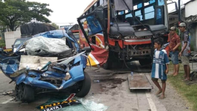 Kondisi bus dan Isuzu Panther yang terlibat kecelakaan maut di Gresik. (Foto: Ditlantas Polda Jatim)