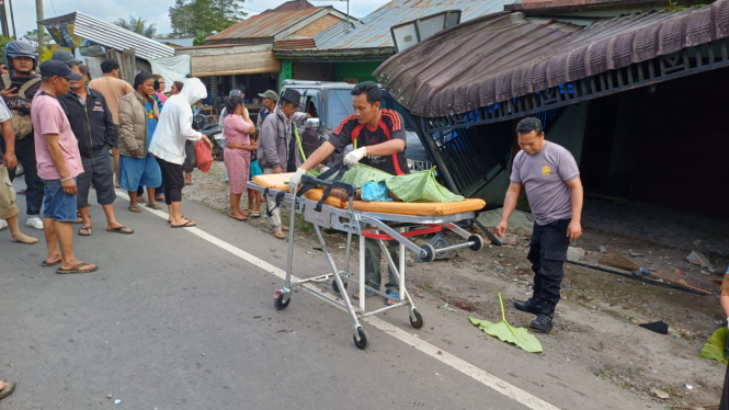 Petugas kepolisian saat mengevakuasi korban tewas dalam kecelakaan maut di Kabupaten Simalungun.(dok Polsek Purba)