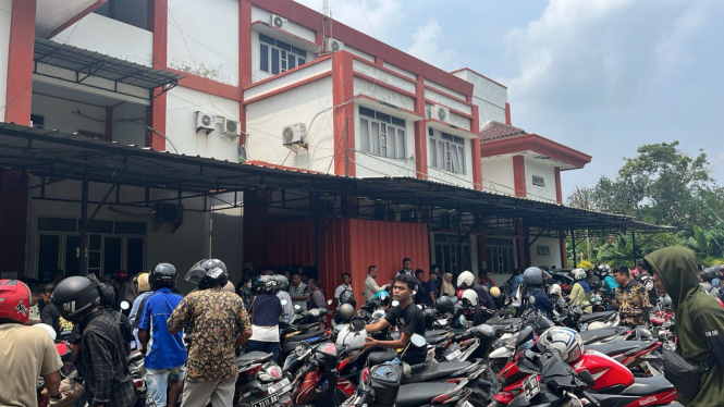 Antrean Kendaraan di Lokasi Cek Fisik Samsat Kota Serang.