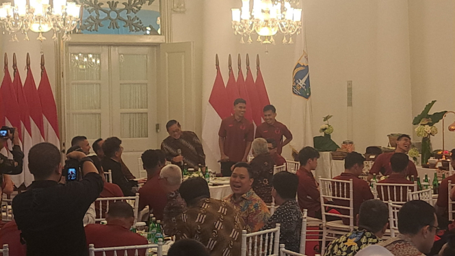Momen Gubernur Jakarta Pramono Anung saat berbincang dengan pemain Persija Jakarta 