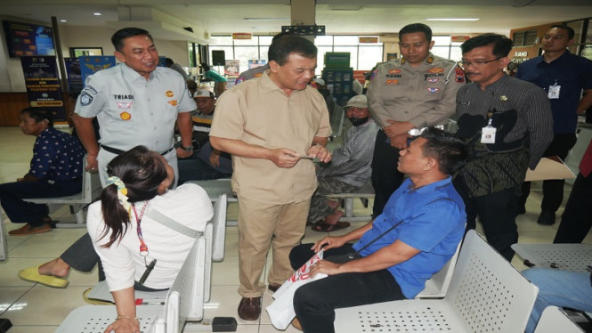 Gubernur Jawa Tengah, Ahmad Luthfi meninjau Samsat Banyumanik Kota Semarang