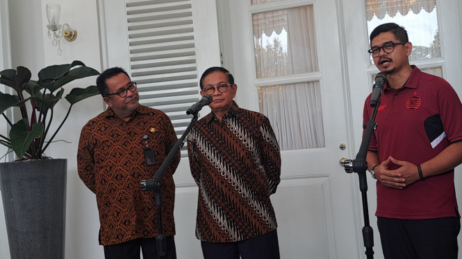 Gubernur Jakarta Pramono Anung dan Wakil Gubernur Jakarta Rano Karno bersama official dan pemain Persija.