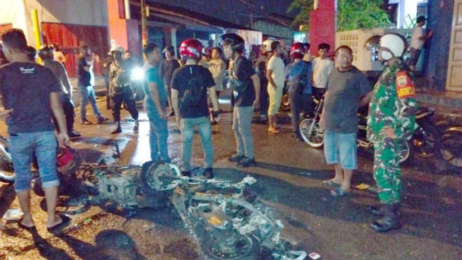 Dua sepeda motor milik polisi dibakar OTK saat dilakukan penggrebekan di Kecamatan Medan Belawan, Kota Medan.(istimewa/VIVA)