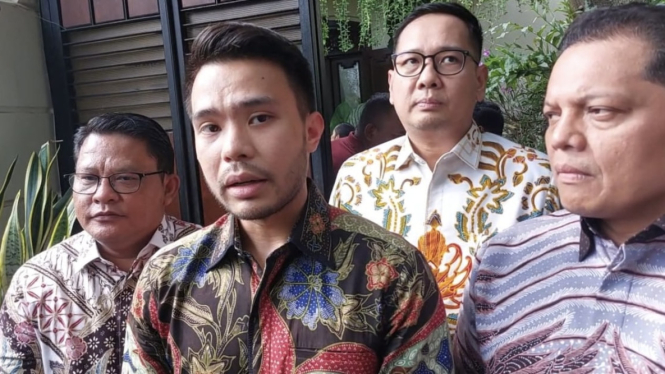 Tim kuasa hukum Presiden ke-7 RI Jokowi mempertimbangkan mengambil langkah hukum terkait mencuatnya isu dugaan ijazah palsu Jokowi.