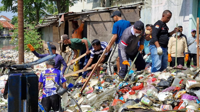 Proses pembersihan tumpukan sampah di anak kali cisadane, tangerang