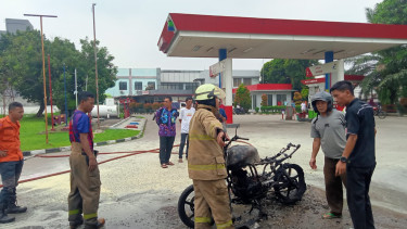 Petugas padamkan motor yang hangus terbakar di SPBU Tangerang