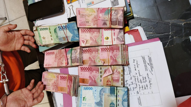 Barang bukti pencurian uang Rp 73 juta saat diamankan polisi.(dok Polsek Perbaungan)
