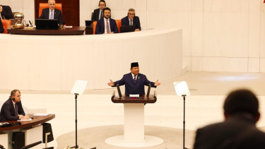 Presiden RI Prabowo Subianto berpidato di hadapan anggota parlemen Turki (sumber foto: Jessica - Biro Pers Sekretariat Presiden)
