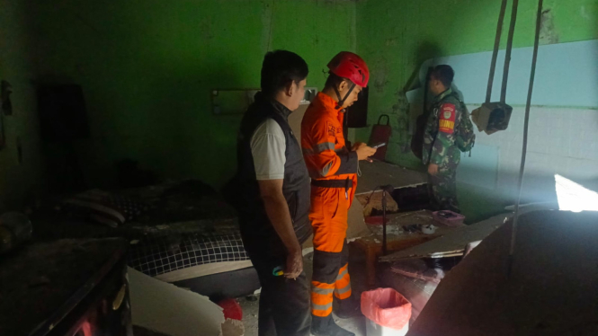 Petugas Gabungan BPBD Kota Bogor mengecek lokasi terdampak gempa. (Istimewa)