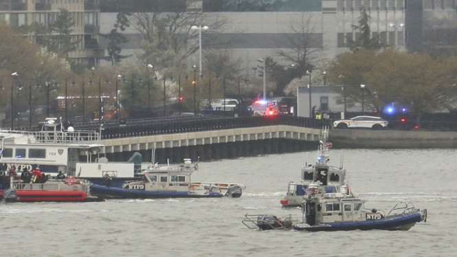 Helikopter jatuh di Sungai Hudson, Manhattan, New York City, AS