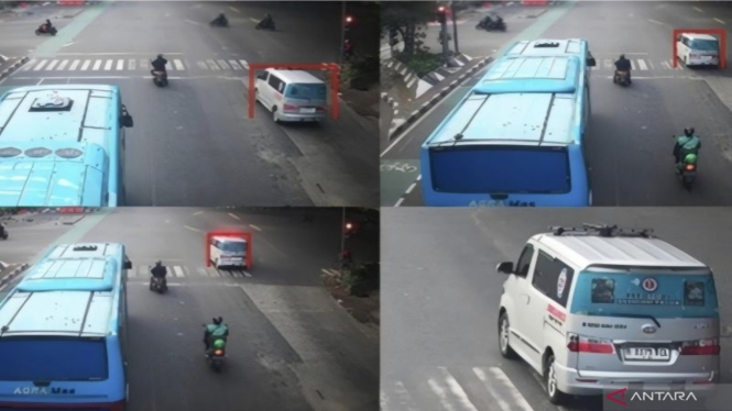 Tangkapan rekaman layar CCTV saat mobil ambulans diduga menerobos lampu merah