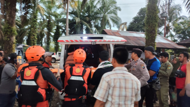 Proses evakuasi jasad bayi berusia 6 bulan di Sungai Barumun, Kabupaten Palas. (dok Basarnas Medan)