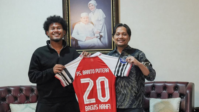 Punggawa PS Barito Putera, Amiruddin Bagus Kahfi Alfikri, saat melakukan perpanjangan kontrak bersama CEO PS Barito Putera, Hasnuryadi Sulaiman - Foto Dok Barito Putera