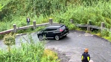 ilustrasi mobil lewati tanjakan dengan cara berjalan mundur