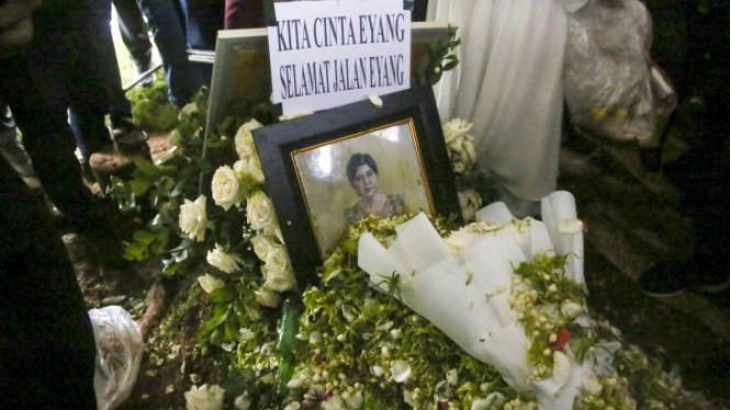 Pemakaman Musisi Senior Titiek Puspa di TPU Tanah Kusir