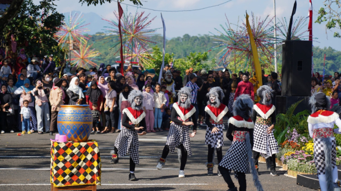 Pemkot Semarang Gelar Prosesi Sesaji Rewanda Untuk Kera Goa Kreo
