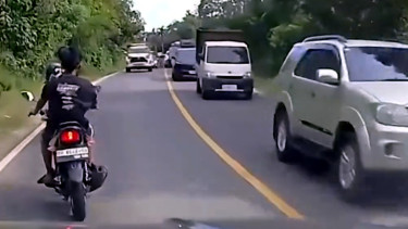 Detik-detik mobil Dishub dan mobil dinas pelat merah lawan arus di Jambi