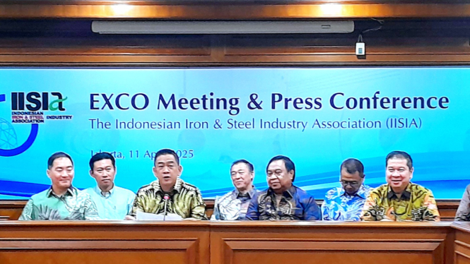 [Jajaran Pengurus The Indonesian Iron and Steel Industry Association (IISIA), dalam konferensi pers di Jakarta, Jumat, 11 April 2025]