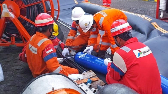 Pekerja PDC sedang mempersiapkan  alat untuk penanganan tumpahan minyak [Humas PT Patra Drilling Contractor (PDC)]