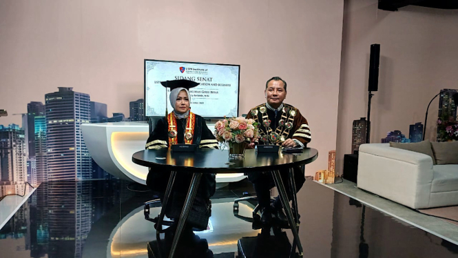 Guru Besar LSPR, Lely Arrianie (kiri) dan Rektor LSPR, Andre Ikhsano (kanan)