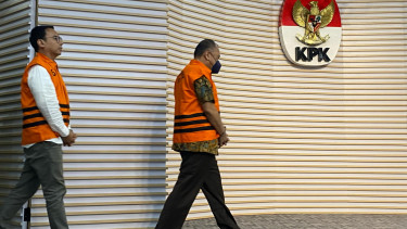 Dua tersangka kasus korupsi jual beli gas di PT PGN resmi ditahan KPK, Jumat 11 April 2025
