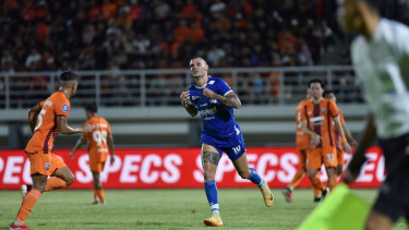 Gol Penalti Del Pino Samakan Kedudukan Persib Bandung vs Borneo