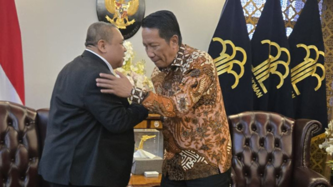 Ketua Umum IKA PMII Fathan Subchi dan Menkum Suparman Andi Agtas.