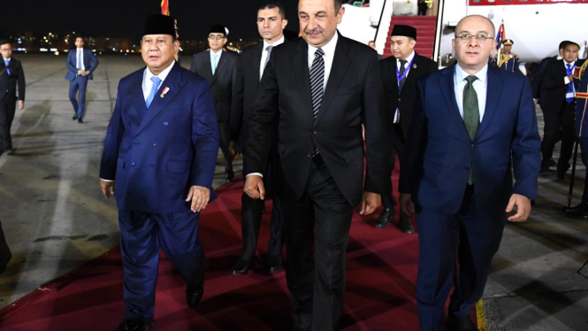 Presiden RI Prabowo Subianto tiba di Kairo, Mesir (sumber foto: Kris - Biro Pers Sekretariat Presiden)