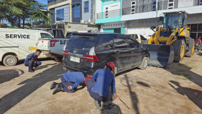 Evakuasi ular yang melilit di bawah mobil di Kota Kendari, Sulawesi Tenggara