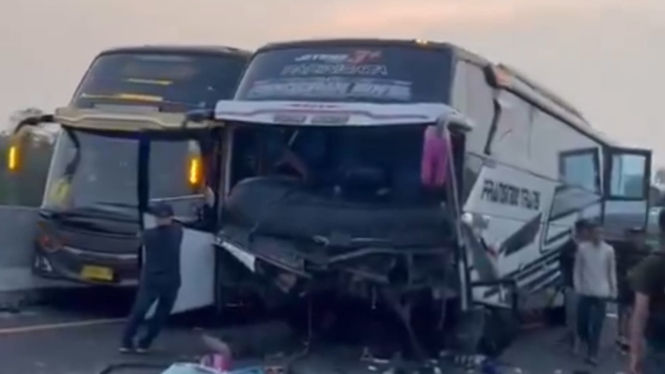 Kondisi bus rombongan bonek yang alami kecelakaan di Tol Pemalang