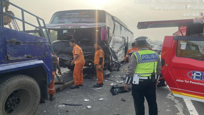 Evakuasi bus rombongan bonek yang kecelakaan di ruas Tol Pemalang-Batang