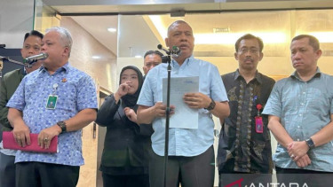 Direktur Penyidikan Jampidsus Kejagung, Abdul Qohar (tengah)