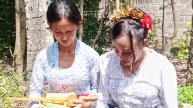 Istri Agus Buntung Ni Luh Nopianti (kanan) bersama kakak kandung Agus (kiri)