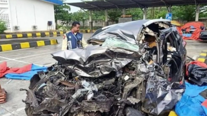 Honda BRV ringsek usai tabrak bus di Pekalongan