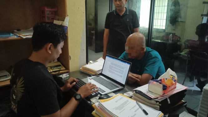 Bandar narkoba, Ismail Nasution saat dilakukan pemeriksaan oleh polisi.(dok Polda Sumut)