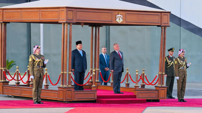 Presiden RI Prabowo Subianto dan Raja Abdullah II bin Al-Hussein di Bandar Udara Militer Marka, Amman, Yordania (sumber foto: Laily Rachev - Biro Pers Sekretariat Presiden)