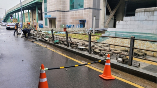 Tembok di dekat Stasiun Suwon, Korsel runtuh akibat angin kencang