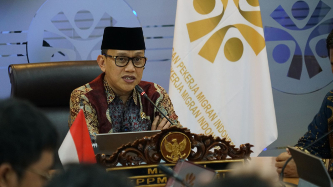 Menteri Pelindungan Pekerja Migran Indonesia (P2MI) Abdul Kadir Karding saat video call dengan Sugianto (dok. istimewa)