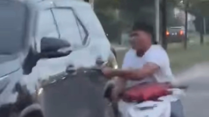 Pemotor serang mobil dengan pisau tanpa alasan