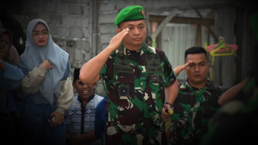 VIVA Militer: Brigjen TNI Deni Gunawan di makam Kapten Inf Ursan