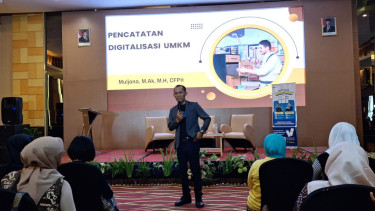 Coach Adha Beri Penjelasan di Pelatihan UMKM di Yogyakarta