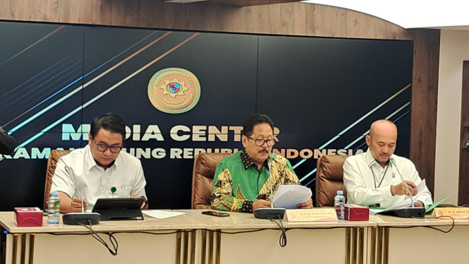 Konferensi pers Mahkamah Agung oleh Juru Bicara MA, Yang Mulia Yanto (tengah)