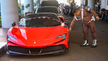 Foto: Kendaraan mewah kasus suap di PN Jakpus Disita Kejagung