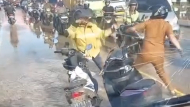 Tangkapan layar video perkelahian antara dua pengendara motor di Palembang, salah satunya oknum ASN.