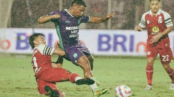 Suasana laga Persita Tangerang vs PS Barito Putera di Stadion Indomilk Arena saat diguyur hujan lebat - Foto Dok Istimewa 